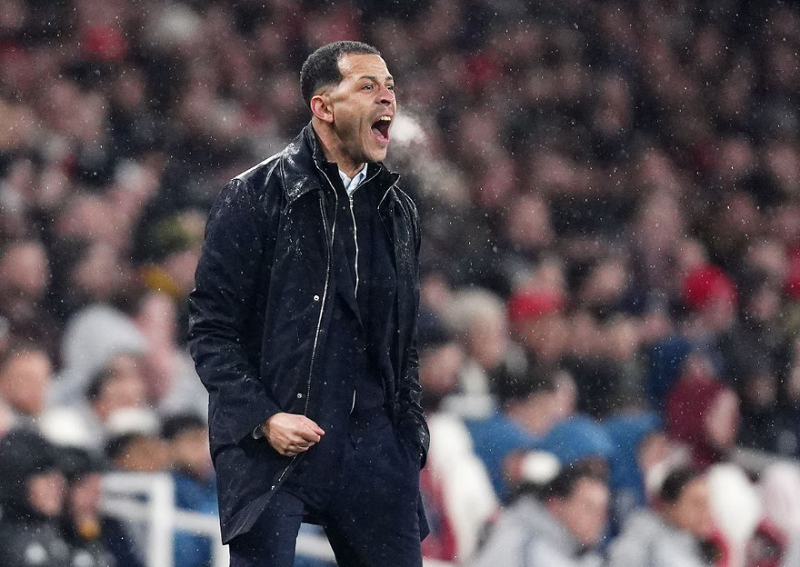 rosenior-hung-chiu-lan-song-chi-trich-tu-khan-dai